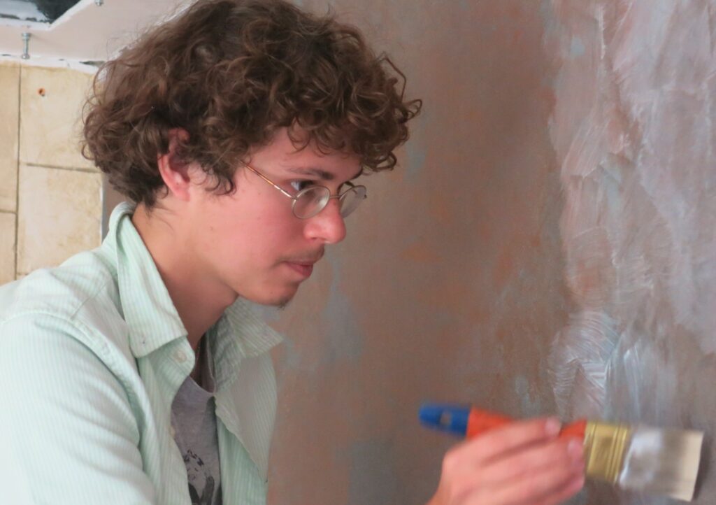 Henry Bartels working on the wall decoration